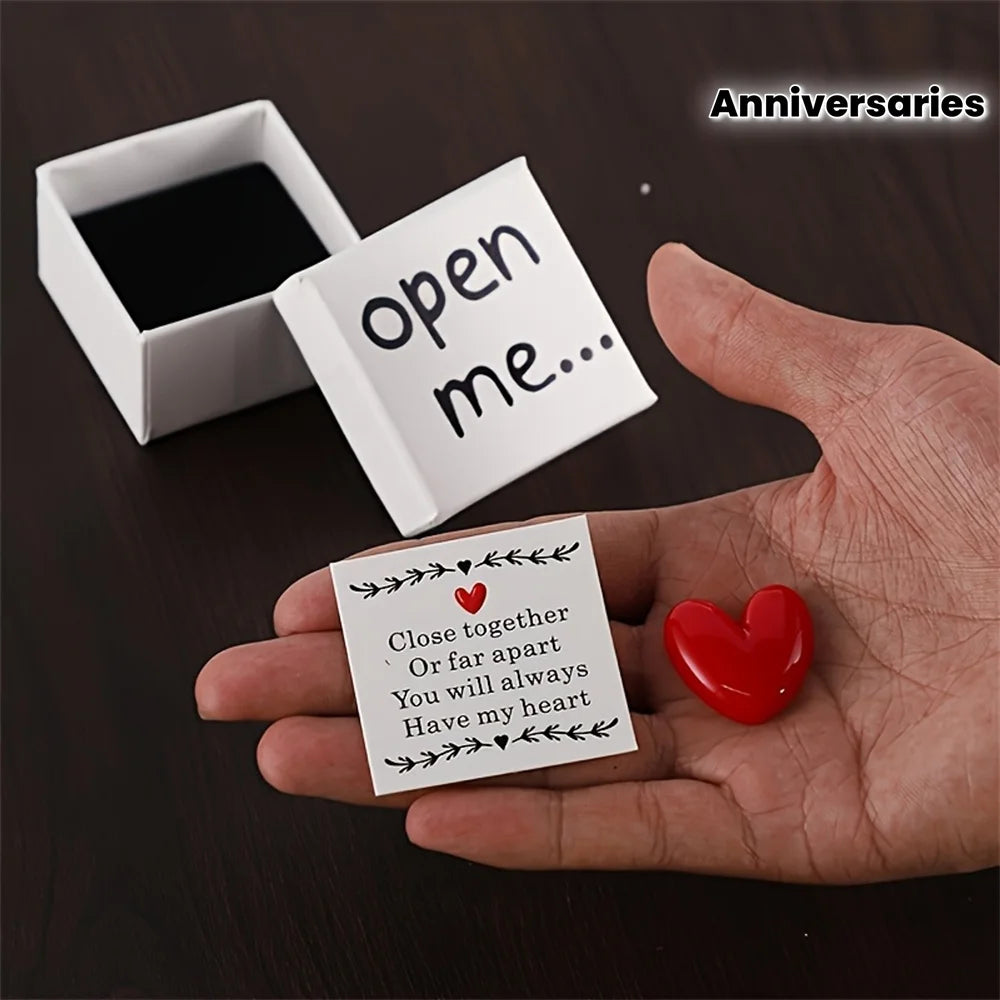 Boîte Cadeau Surprise 'Open Me' avec Cœur en Résine et Carte Message 'I Love You'