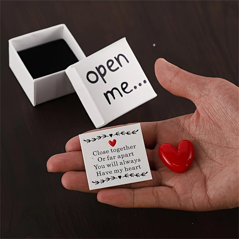 Boîte Cadeau Surprise 'Open Me' avec Cœur en Résine et Carte Message 'I Love You'