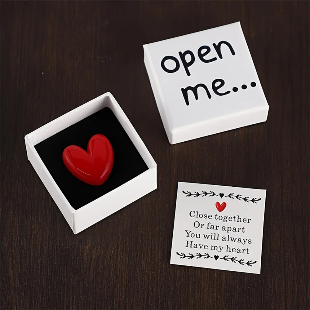 Boîte Cadeau Surprise 'Open Me' avec Cœur en Résine et Carte Message 'I Love You'