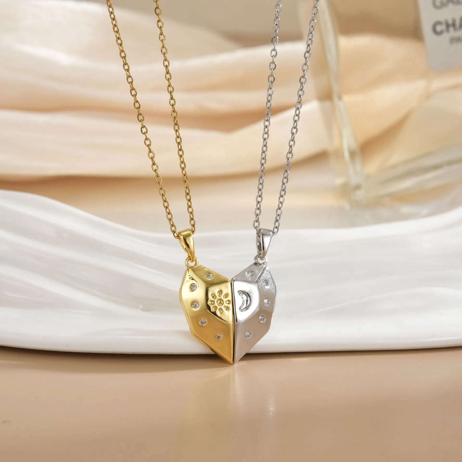 Collier Couple Magnétique Lune et Soleil - Bijou Saint-Valentin Acier Inoxydable