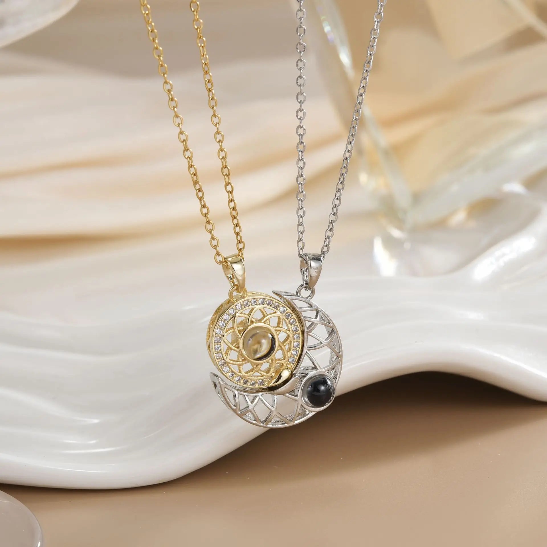Collier Couple Magnétique Lune et Soleil - Bijou Saint-Valentin Acier Inoxydable