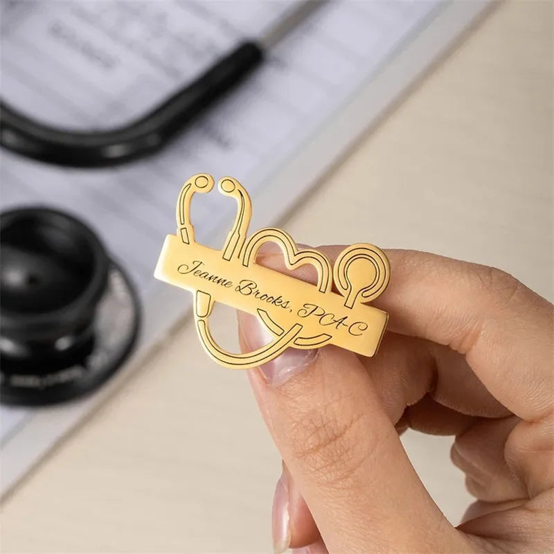 Broche Médicale Personnalisée Gravée - Pin's Professionnel Acier Inoxydable avec Logo & Prénom