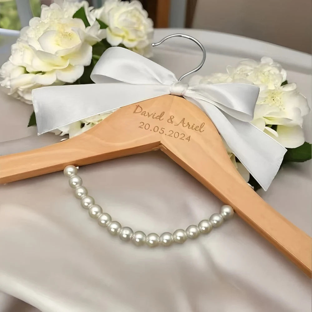 Cintre Robe Mariée Personnalisé Bois Gravé Prénom - Cadeau Demoiselle d'Honneur
